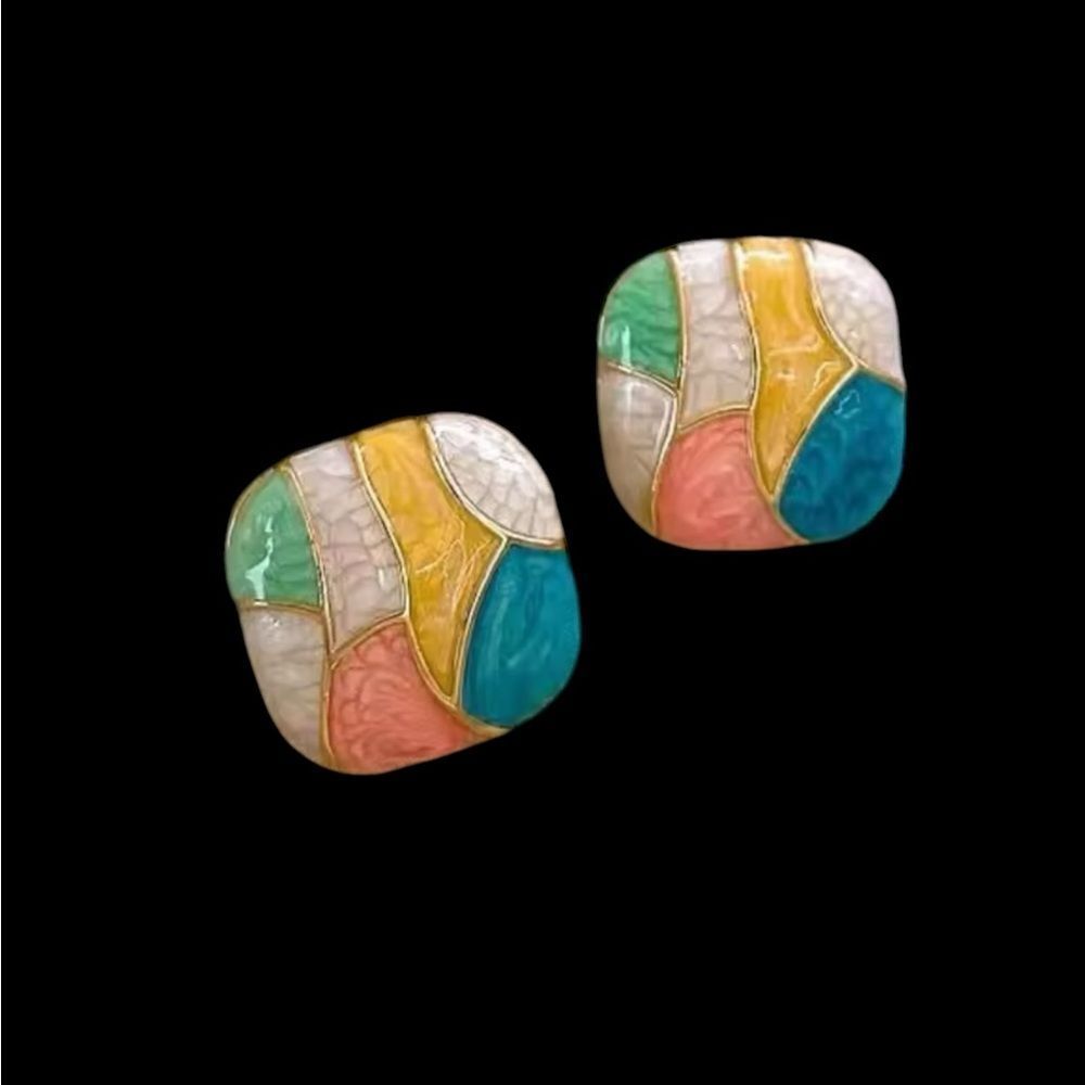 SQUARE CONTRAST STUD EARRINGS